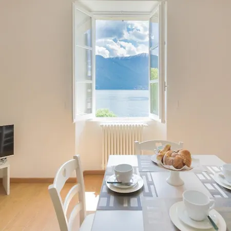 Tina's Window On By Rent Apartamento Mezzegra